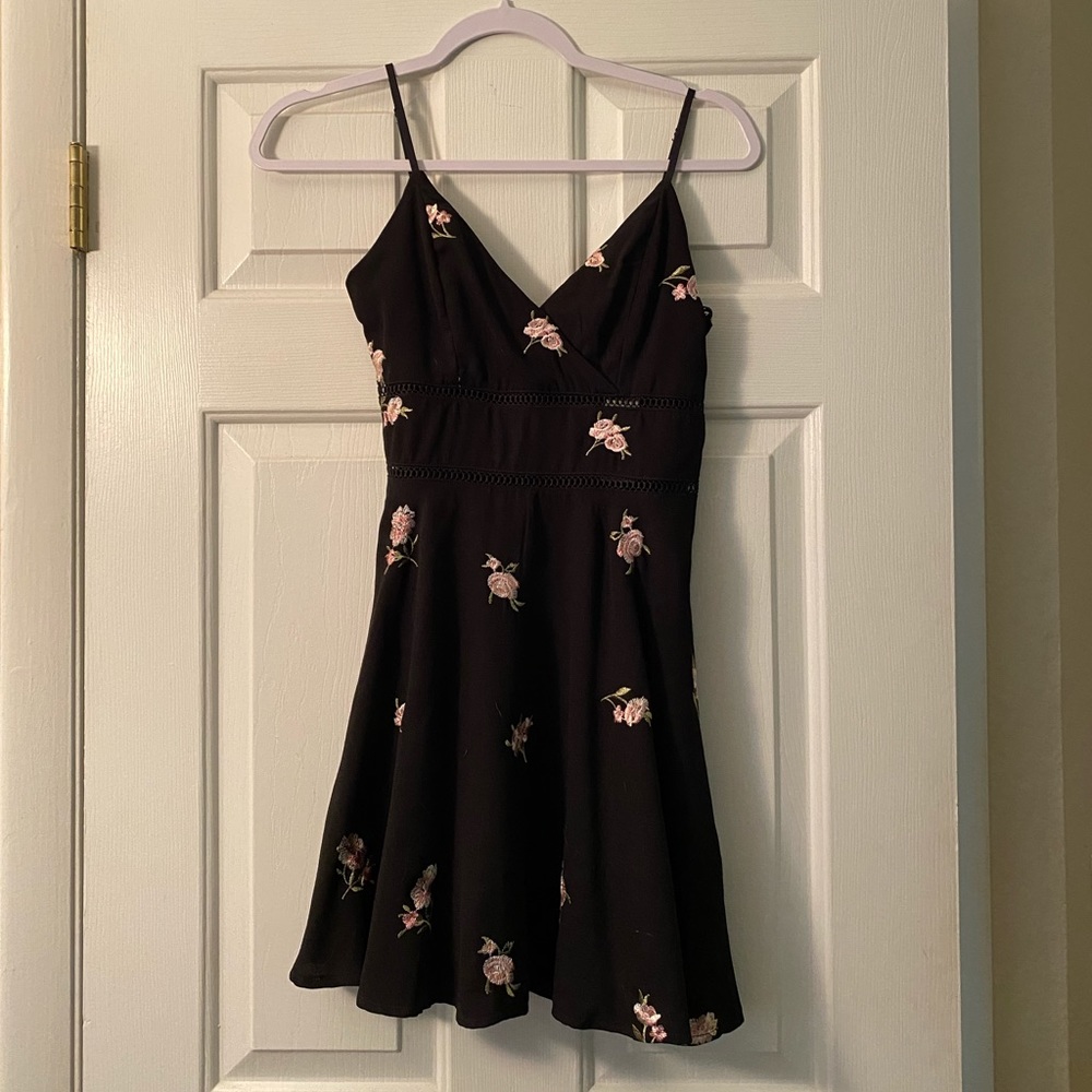 Short black dress - Embroidered flower pattern - Francescas - Size XXS - New